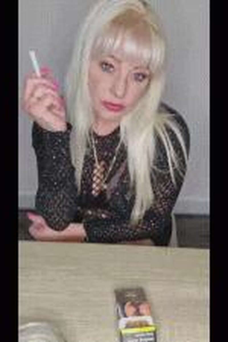 ***Smoking Fetish*** - Screenshot 1 of 4 - European