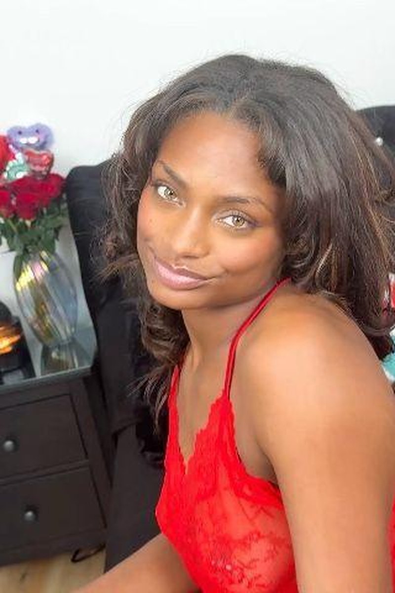 Rhae Woods Gets V-Day Facial By Isiah Maxwell BBC - Screenshot 1 of 4 - BBC