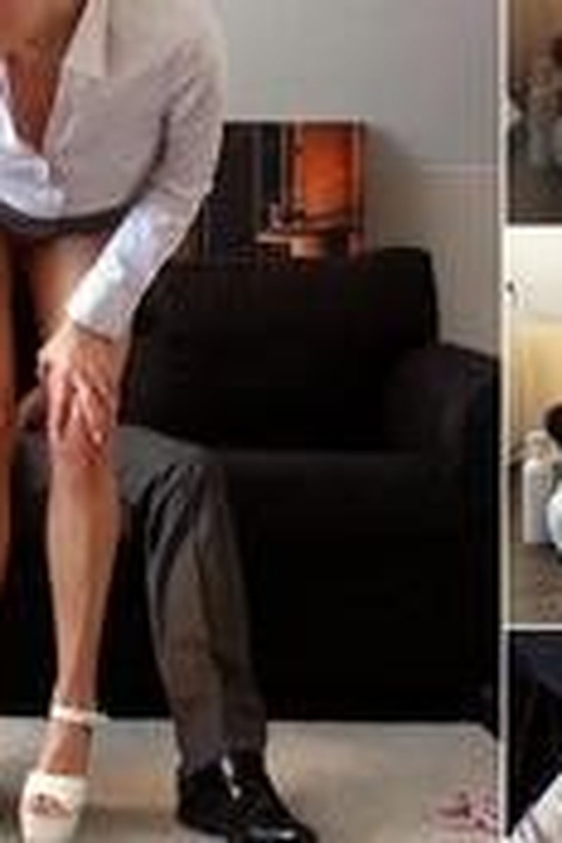 Krasses Internship! Girlfriend of the Stepdaughter Can Fuck in the Office! - Screenshot 1 of 4 - Sophie