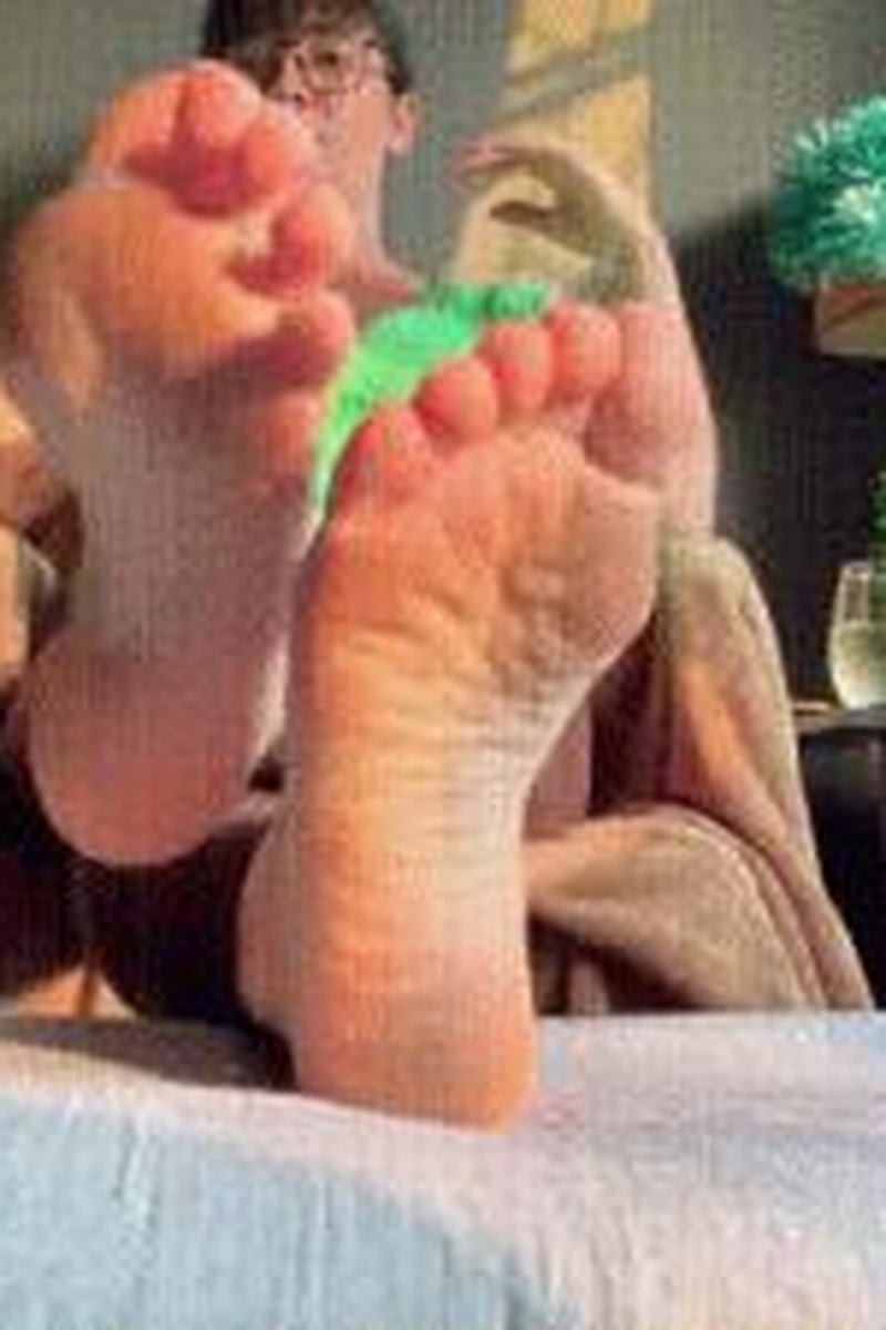 Crossed Feet Rub - Screenshot 1 of 4 - Foot Fetish