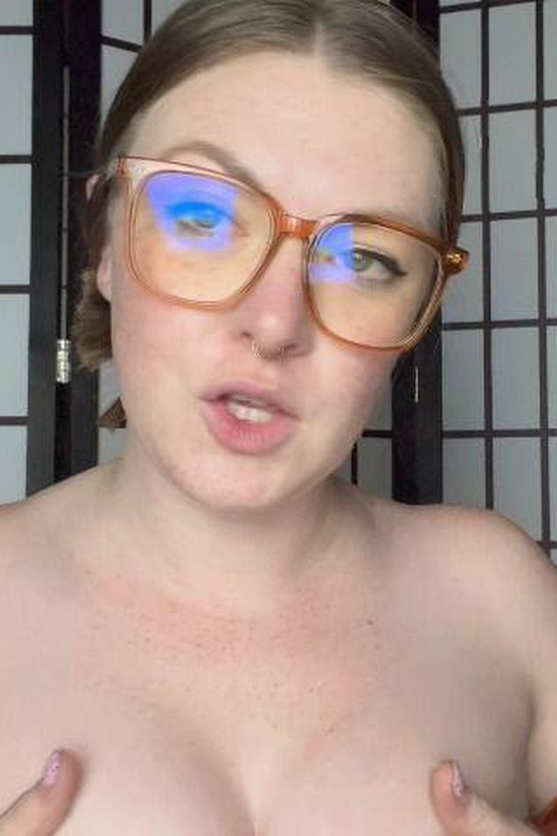 Goddess Alice Teases Hopeless Loser - Screenshot 1 of 4 - Ass Worship