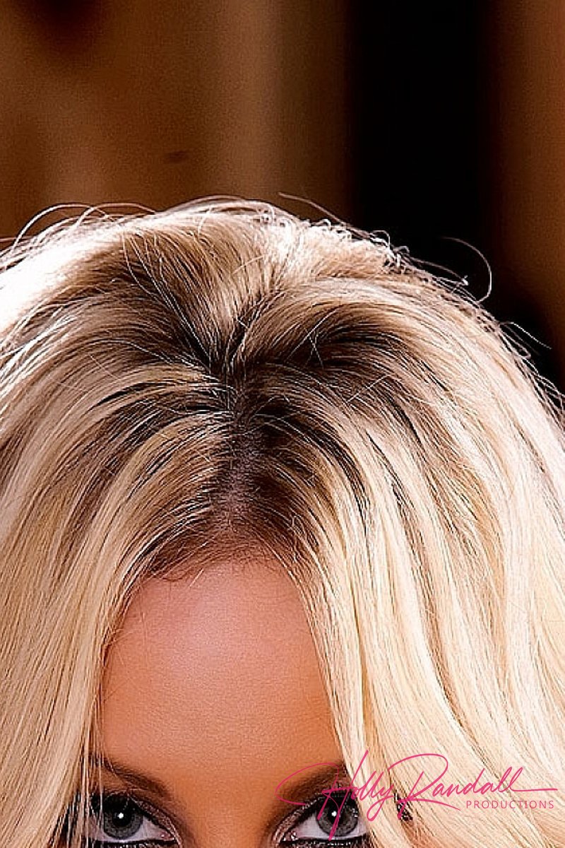 Vested Interest - Screenshot 1 of 4 - Blond Hair