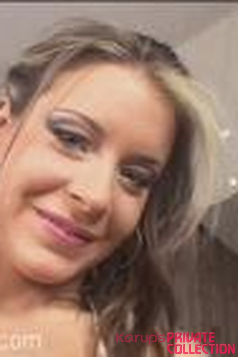 Lora - Screenshot 1 of 4 - Lora Croft