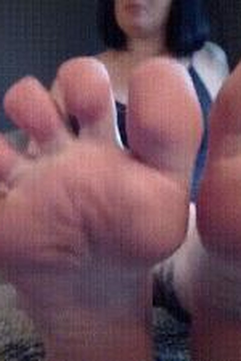 Toes Spread - Screenshot 1 of 4 - Close Up