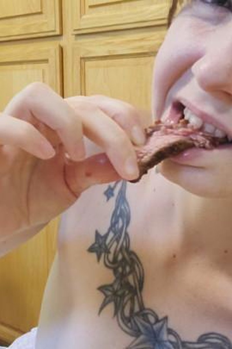 Devouring A Steak - Screenshot 1 of 4 - Chewing
