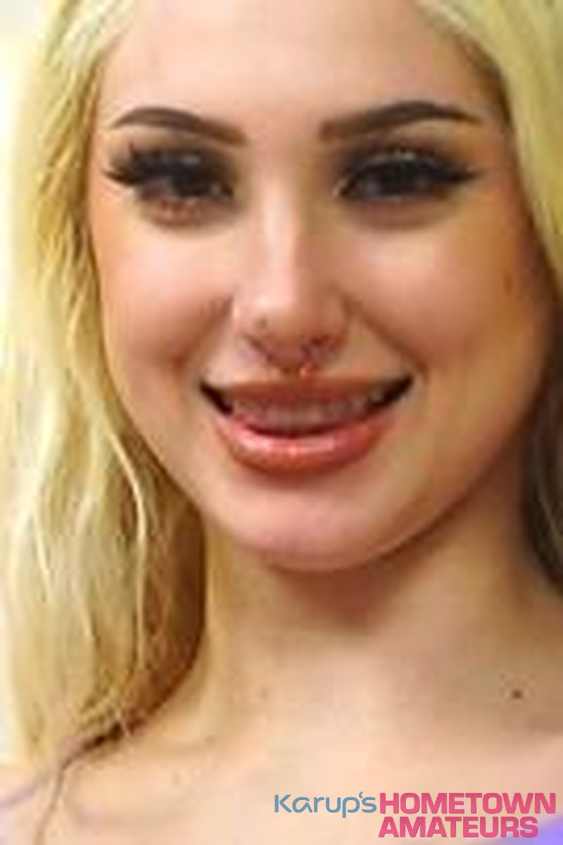 Buxom Blonde - Screenshot 1 of 4 - Skylar Vox