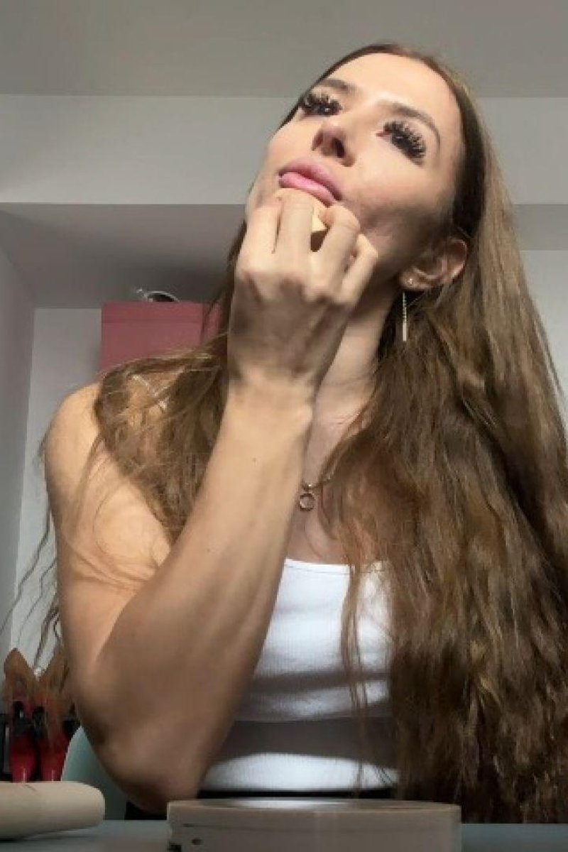 Makeup Before Filming - Screenshot 1 of 4 - Babes