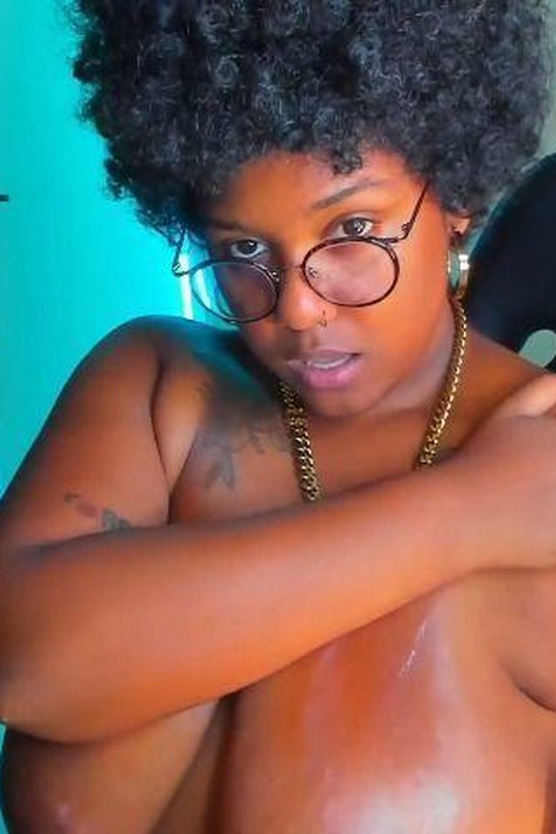Afrogirl Dance While Smoke - Screenshot 1 of 4 - Bbwssbbw