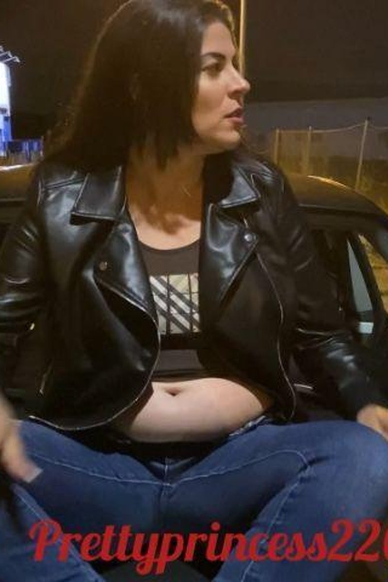 Public Burping, Farting Bellybutton And Smoking - Screenshot 1 of 4 - Belly Fetish