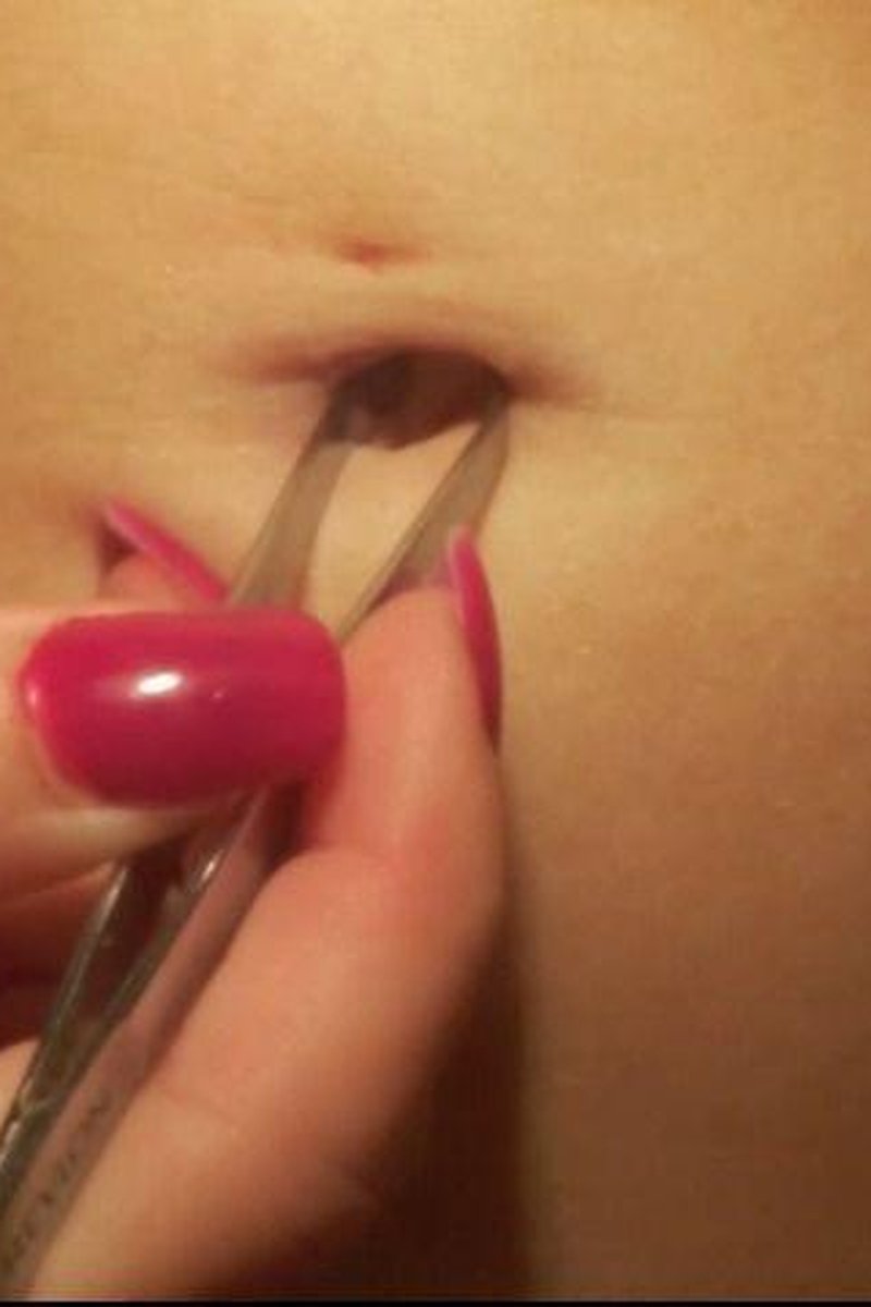 Belly Button Spreading - Screenshot 1 of 4 - Belly Fetish