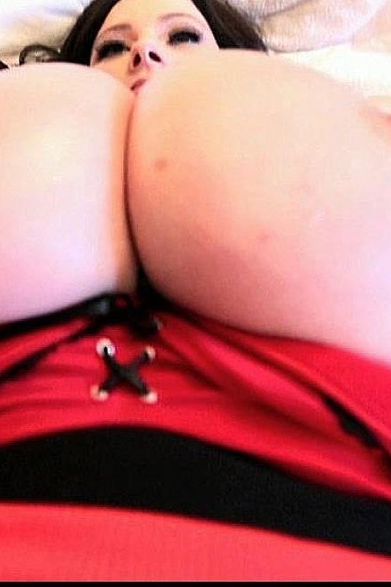Bedtime Red 5D 2 - Screenshot 1 of 4 - Huge Tits