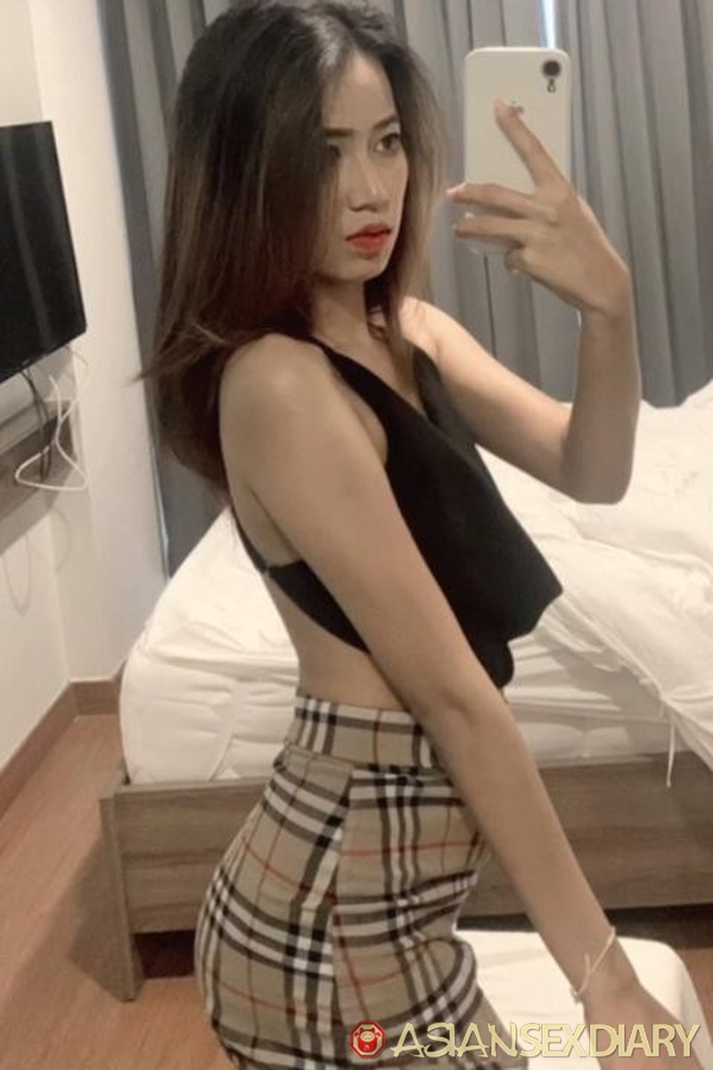 Thai Girl Flirts for More - Screenshot 1 of 4 - Asian