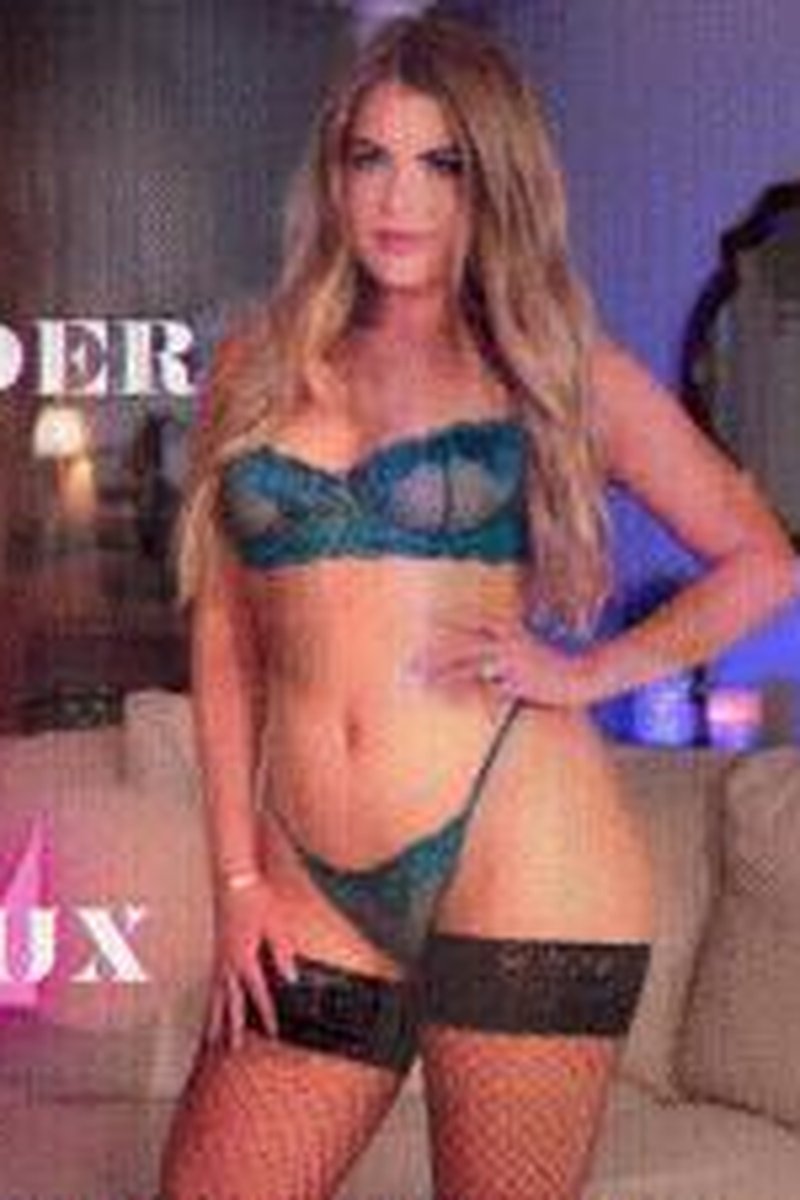 Surrender To Lux - Screenshot 1 of 4 - Ass Worship