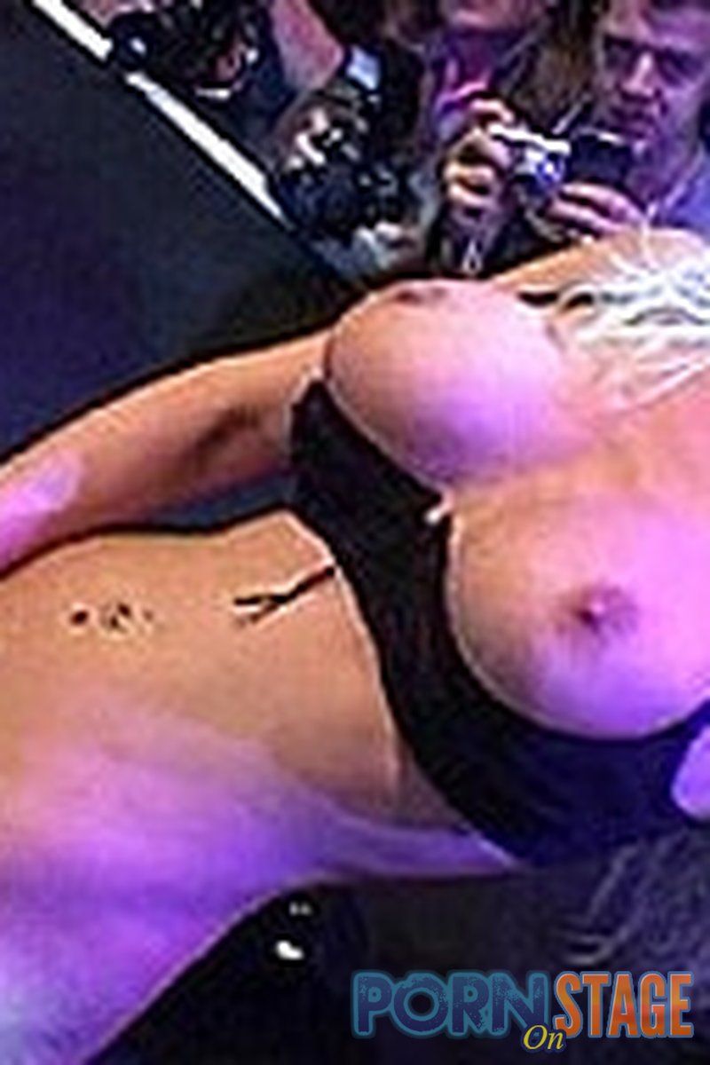 Clit Rubbed Live - Screenshot 1 of 4