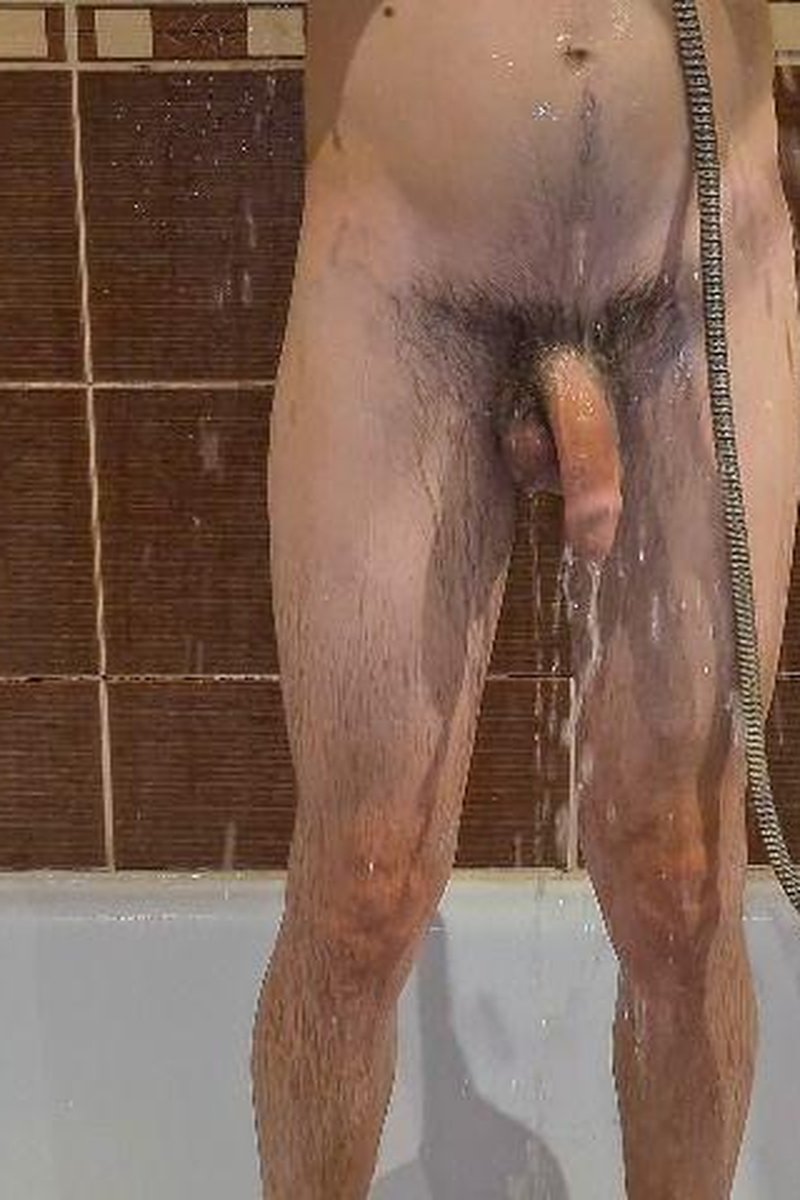 Solo Male Showering And Peeing In Bath - Screenshot 1 of 4 - Hairy Pussy