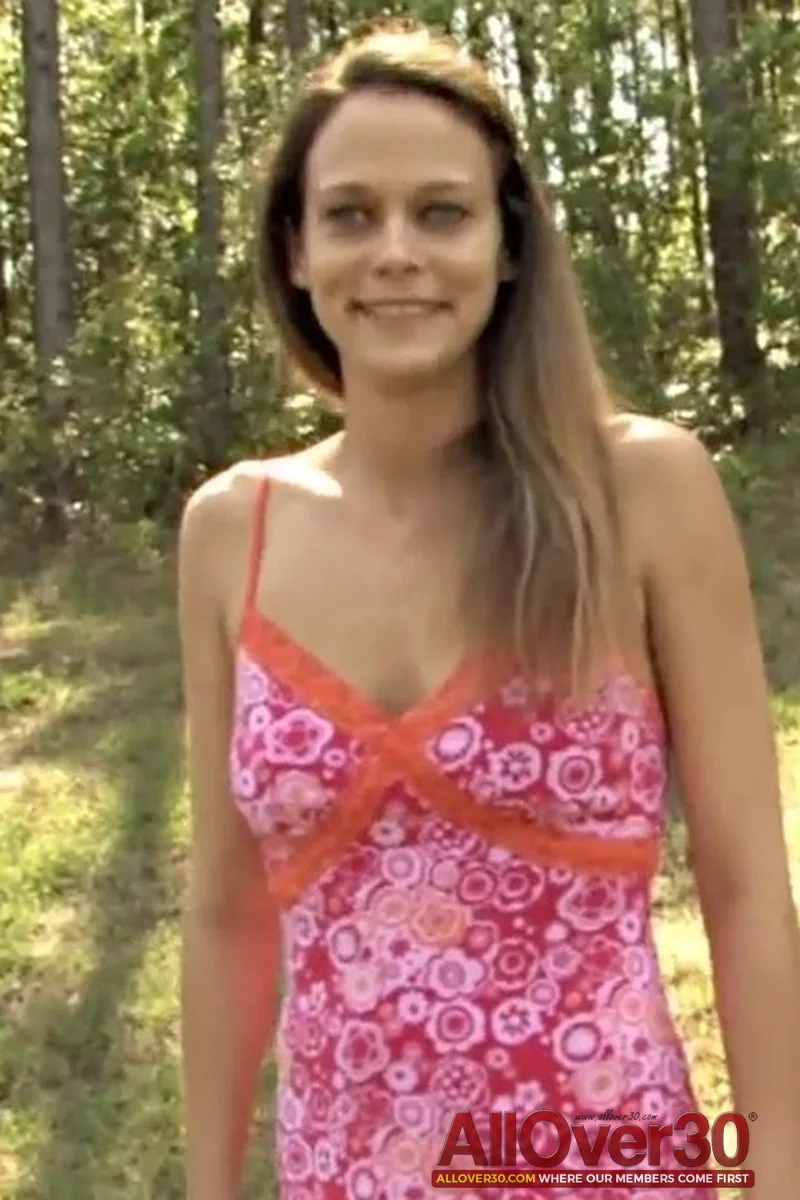 Simone: Interview - Screenshot 1 of 4 - Outdoors