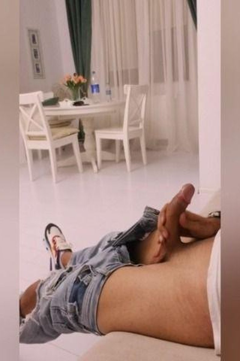 Lad Jerk - Screenshot 1 of 4 - Foot Fetish