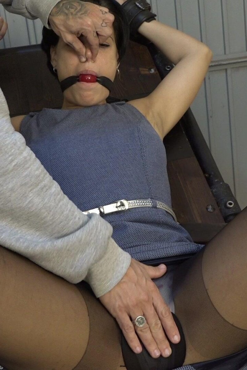 Toothbrush Session - Screenshot 1 of 4 - BDSM