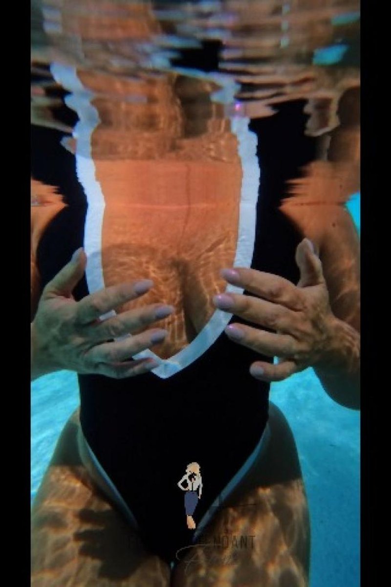 Pool Time Solo - Screenshot 1 of 4 - Babes