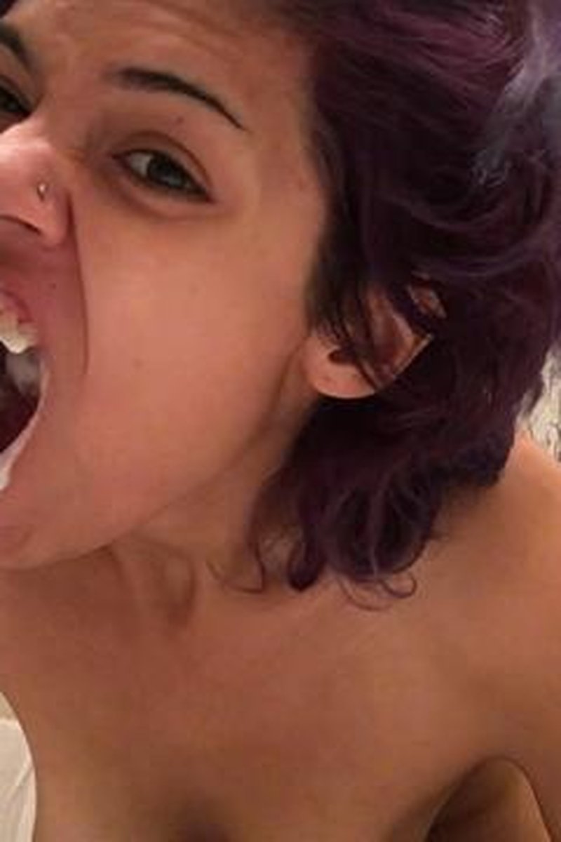 Toothbrushing - Screenshot 1 of 4 - Alternative Girl