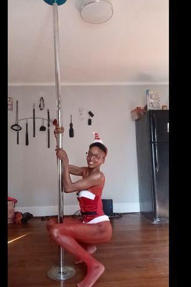 Ebony Santa - Screenshot 1 of 4 - Costume