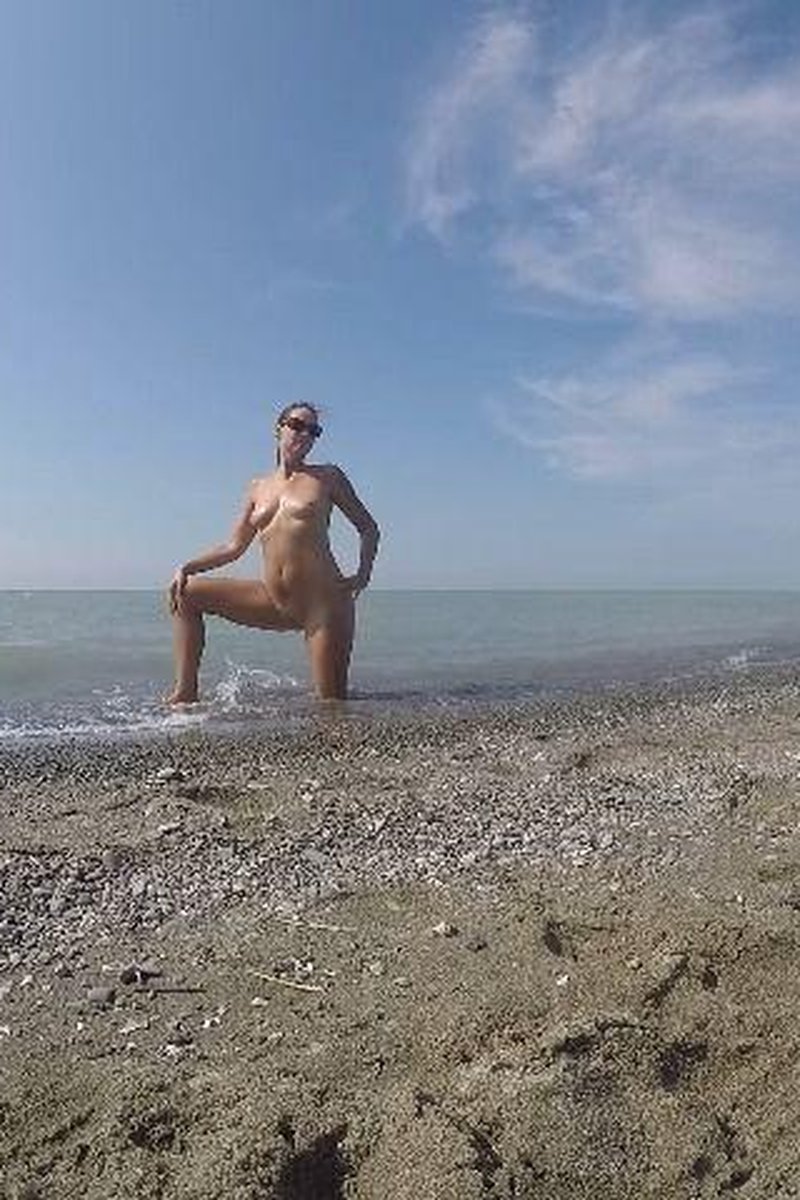 Nude Beach Posing - Screenshot 1 of 4 - Leg Fetish